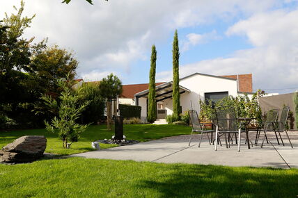 garten von wg-wambsganss mit blick auf die ferienwohnungen