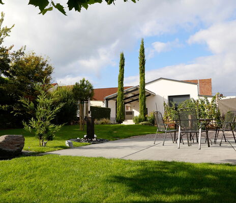 garten von wg-wambsganss mit blick auf die ferienwohnungen