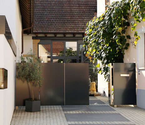 modern und trotzdem Idyllisch - der Hofeingang zum Weingut Georg Wambsganss in Nussdorf