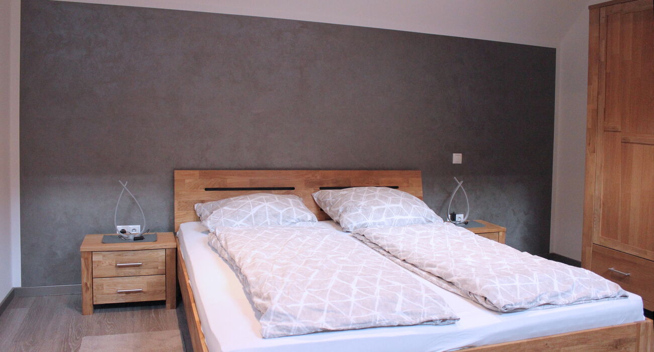 Schlafzimmer mit komfortablen Doppelbett