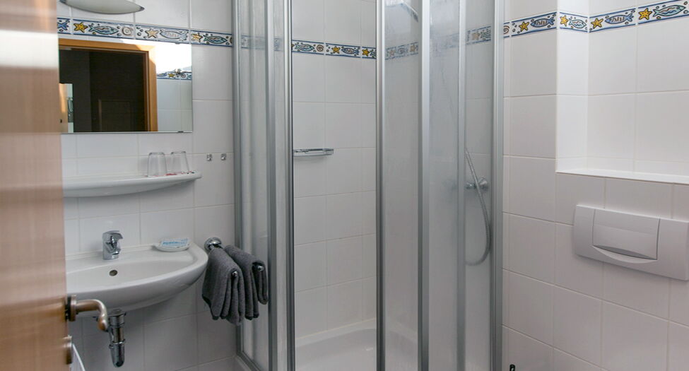 Badezimmer mit Dusche