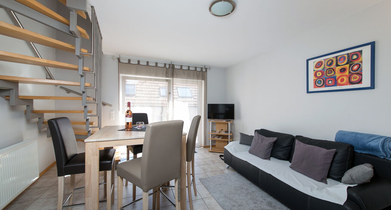 Wohnraum mit Zugang zum oberen Stock