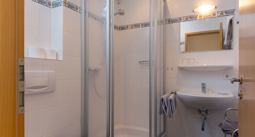 Helles Badezimmer mit Dusche