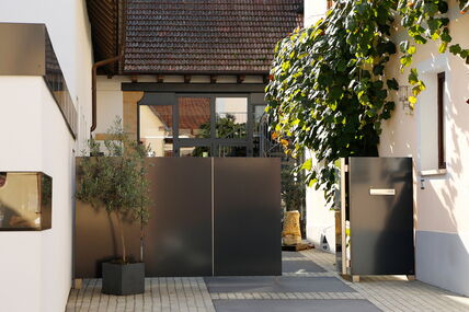 modern und trotzdem Idyllisch - der Hofeingang zum Weingut Georg Wambsganss in Nussdorf