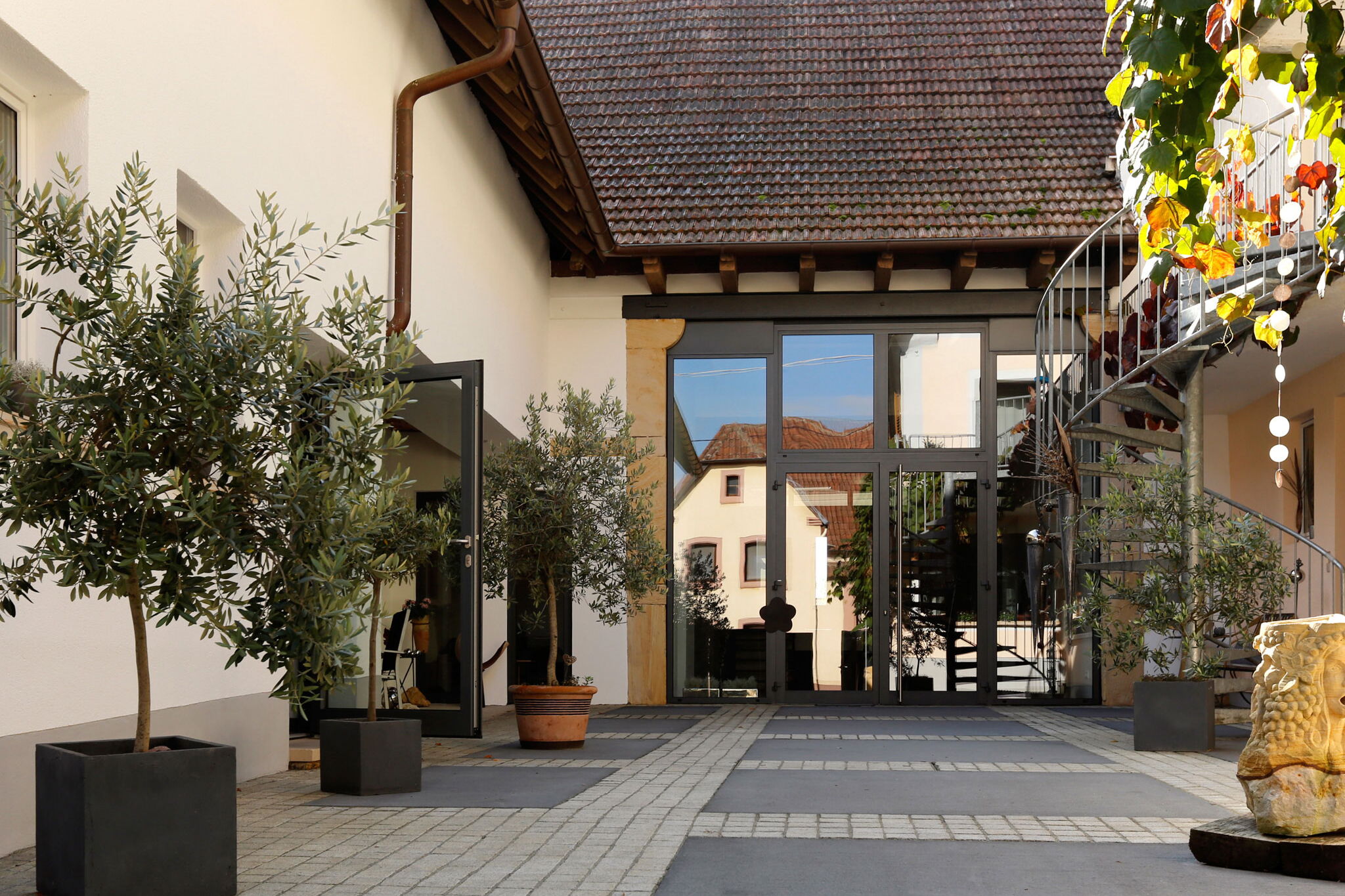 hofeingang-und-skulptur-vom-weingut-wambsganns